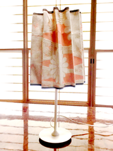 Load image into Gallery viewer, リメイク 電気スタンド(desk lamp) 着物(kimono)No.1 ハンドメイド vintage 和風
